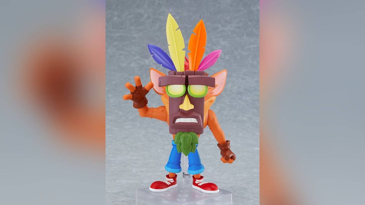Image of the Crash Bandicoot Nendoroid with the Aku Aku mask on.